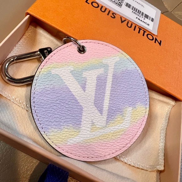 Louis Vuitton Monogram Escale Bag Charm Key Holder - Picture 5 of 7